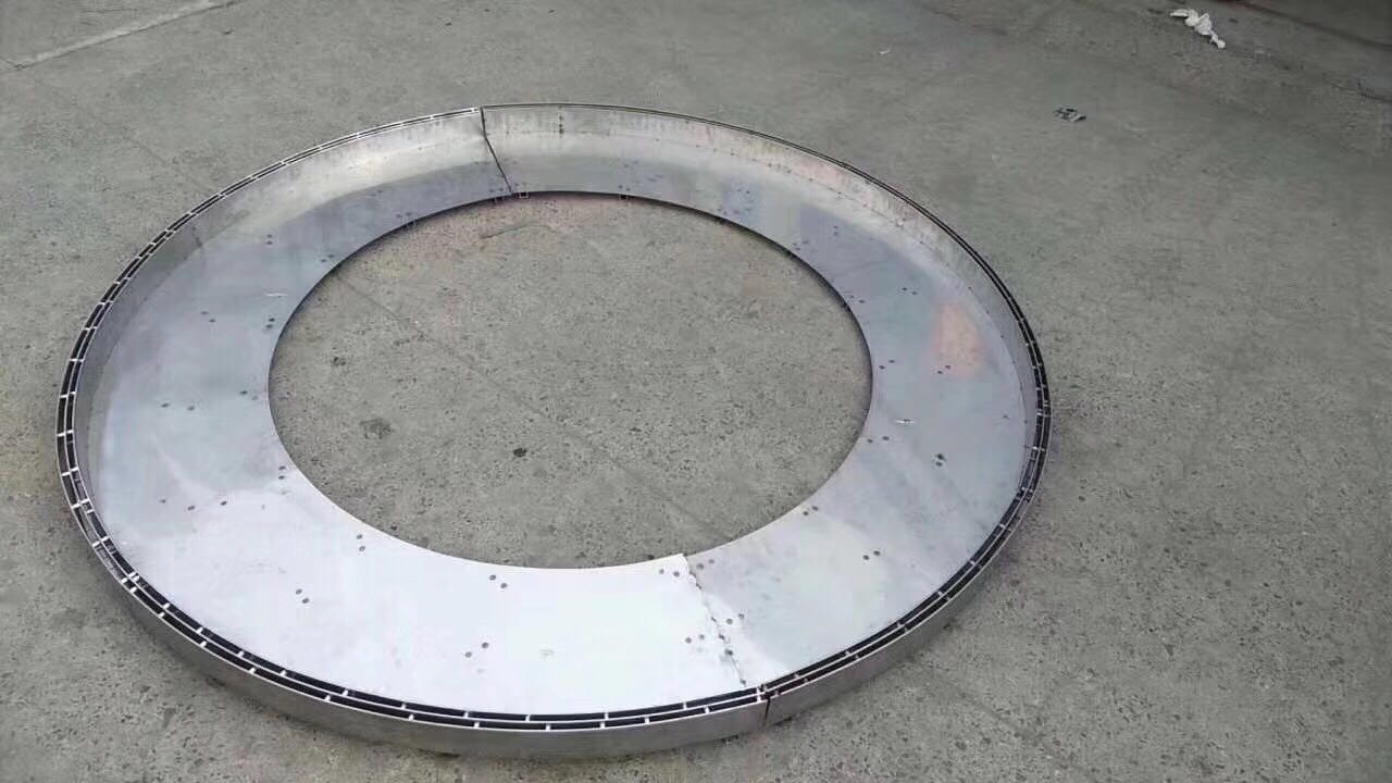 / /